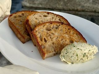 CHLEB Z UBITYM MASŁEM (105g)