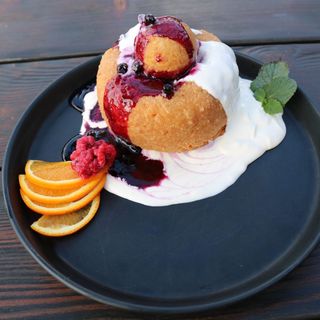 Papanas cu smantana cremoasa si dulceata