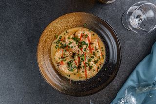 სამეფო კრევეტები თეთრი ღვინის სოუსით