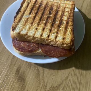 Toast cu salam