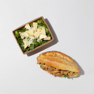 Հավ Քարրի սենդվիչ և աղցան