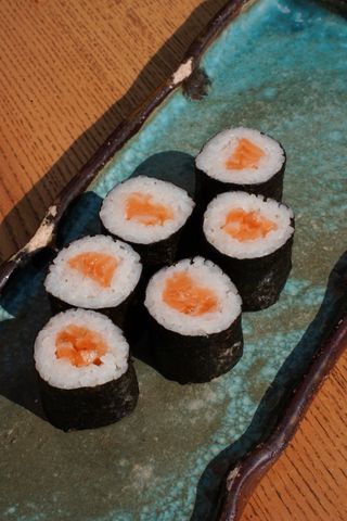 Макі рол з лососем