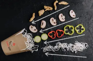 Tăiței cu carne de pui și legume