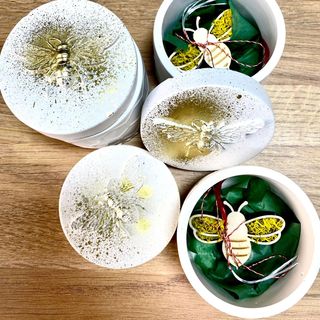 Cutiuta hand made brosa albinuta