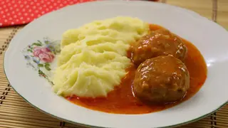 Ćufte u paradajz sosu sa pireom