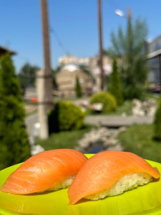 Суши лосось