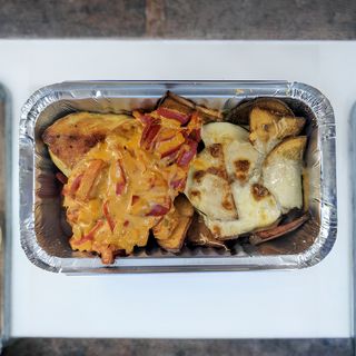 ქათმის ფილე მეტაქსასოუსში კრეტანულ კარტოფილთან ერთად