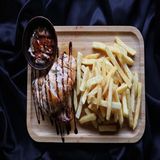 ქათმის სტეიკი (ფრის გარნირი)