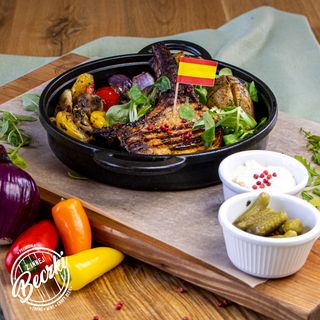 Tomahawk z ziemiankami i warzywami