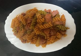 Massa ao Molho de Tomate com Salsicha