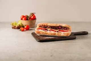Сандвич свеж чабата с шунка и гауда