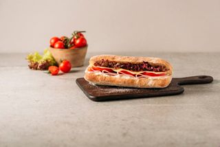 Сандвич свеж чабата с шунка и гауда