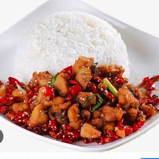 Bol de arroz con pollo con salsa 