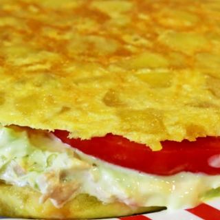 Pintxo Tudela Vegetal (1ud) Tortilla Tradicional rellena de Salsa Suave, Lechuga, Tomate y Cebolla,  Pimientos, Natural y Sana