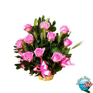 Composizione in cesto di rose rosa