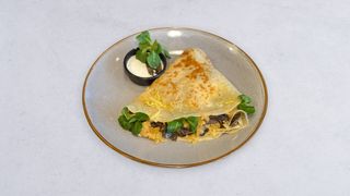 Naleśnik wegański z serem żółtym i ziemniakami