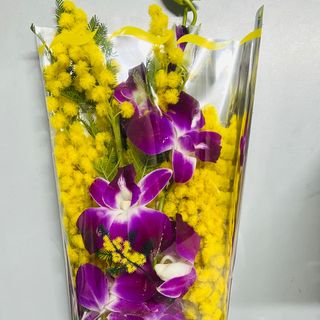 Busta con orchidea e mimosa 