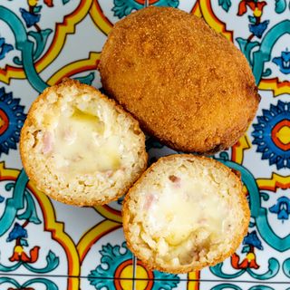 Arancina al prosciutto e formaggio