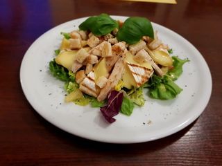 Sałatka Insalata con camembert