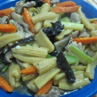 Lăstari de porumb cu pui și legume