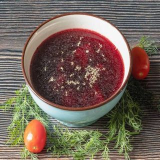 Barszcz czerwony z uszkami z mięsem