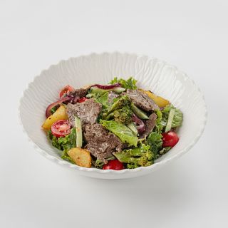 Теплый салат с говядиной и  молодым картофелем