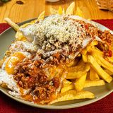 Con virutas de queso azul y carne criolla