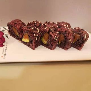 168.   Uramaki Black Salmone E Avocado 8 pezzi