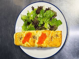 Омлет з крем-сиром, червоною ікрою та тостом з твердих сортів пшениці