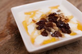 Yogurt Griego Con Frutos Secos Y Miel