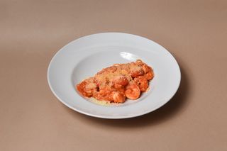 Спагетти с тигровыми креветками.