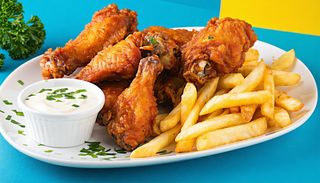 Aripioare de pui cu cartofi pai