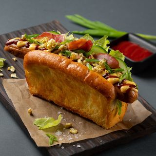 Хот-дог з копченою сосискою і беконом