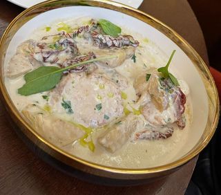 Piept de pui in sos alb