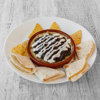 Cazuela Frijoles Negros con queso fundido y crema