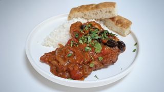 Pulpa de pui mediteraneana cu focaccia, rosii, masline si busuioc