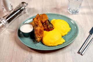 Crap prăjit cu mămăligă și usturoi