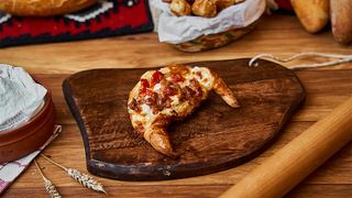 Kroasan sa fetom, slaninom i paprikom 180g