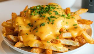 Cheesy frytki & bekon