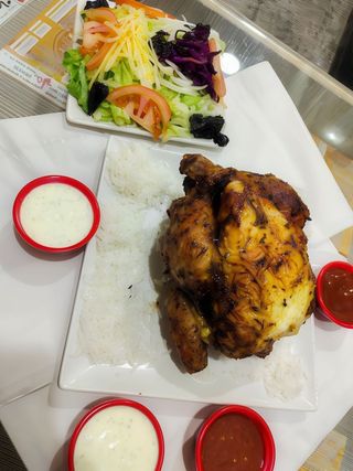 2 Pollo A L'Ast Entero Con Arroz Y Ensalada Queso De Cabra