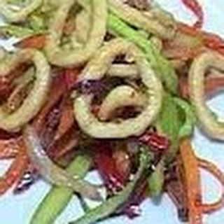 204. Пържени калмари със зеленчуци (400г)