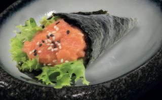 098. Temaki spicy salmone