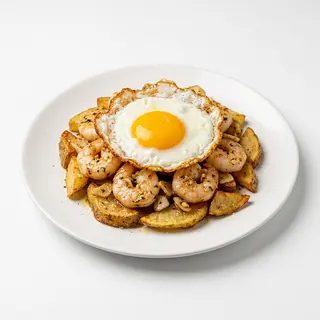 Sartená de patatas , gambas al pil pil y huevo frito