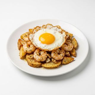 Sartená de patatas , gambas al pil pil y huevo frito