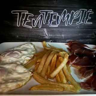 Plato combinado de jamón.