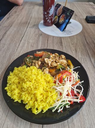 Wieprzowina z papryką, czosnkiem i brokułami