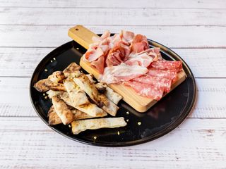 Salumi e focaccia calda