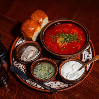 Український борщ з пампушками