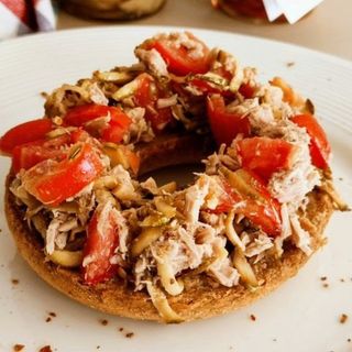 Fresella tonno, pomodorini, mozzarella e olive