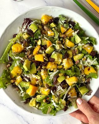 Ración De Ensalada De Aguacate Y Frutos Secos